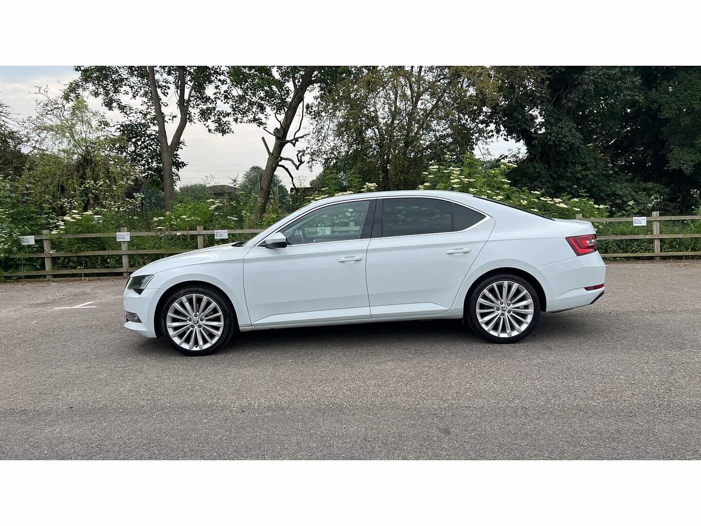 SKODA Superb 2.0 TDI SCR (190PS) SEL Executive DSG H/B