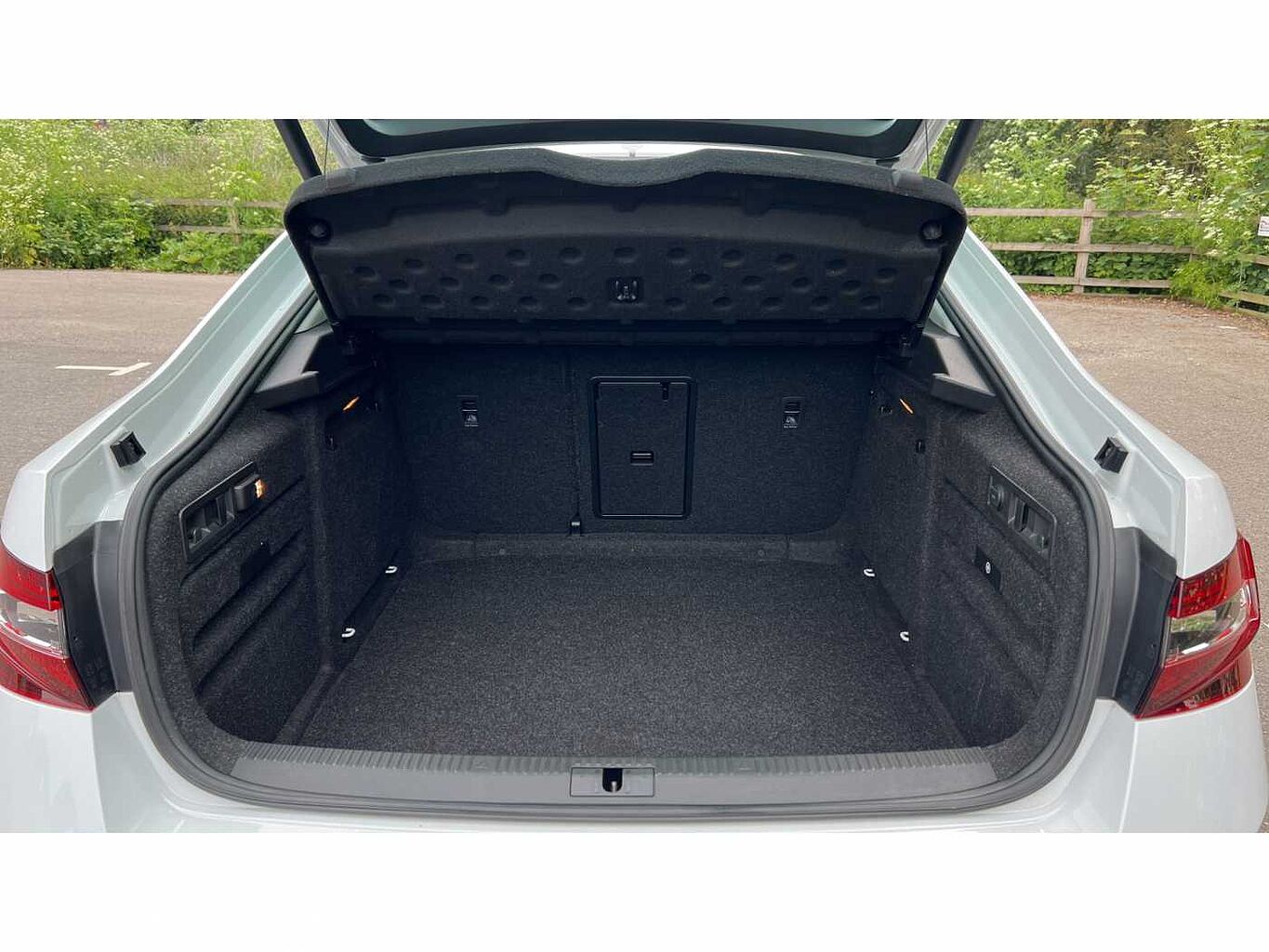 SKODA Superb 2.0 TDI SCR (190PS) SEL Executive DSG H/B