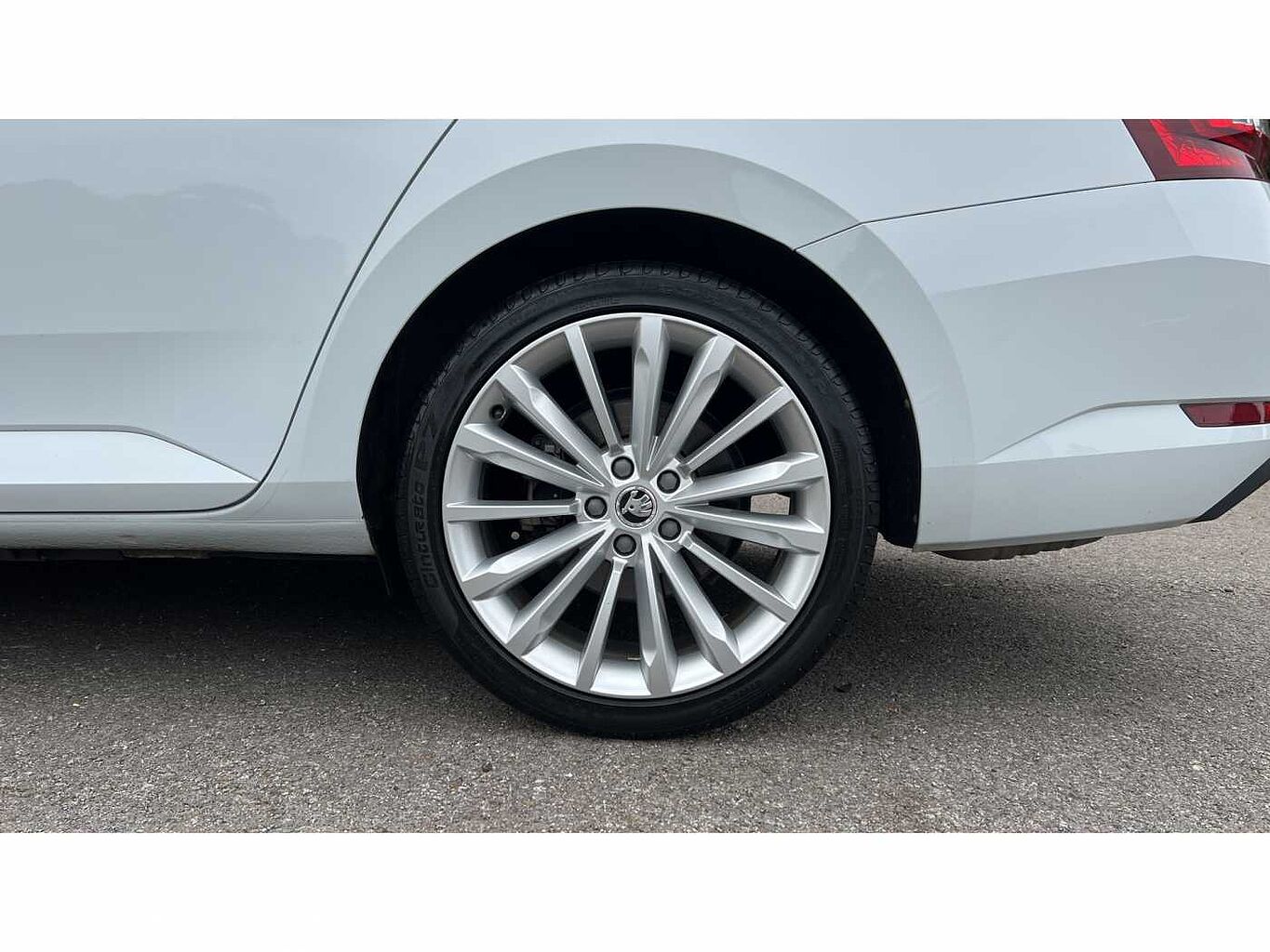 SKODA Superb 2.0 TDI SCR (190PS) SEL Executive DSG H/B