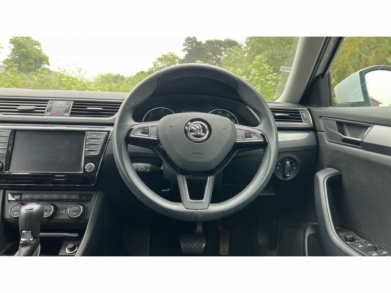 SKODA Superb 2.0 TDI SCR (190PS) SEL Executive DSG H/B